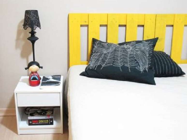 9. Fa&ccedil;a sua pr&oacute;pria cabeceira de pallet em casa. Fonte: Pinterest
