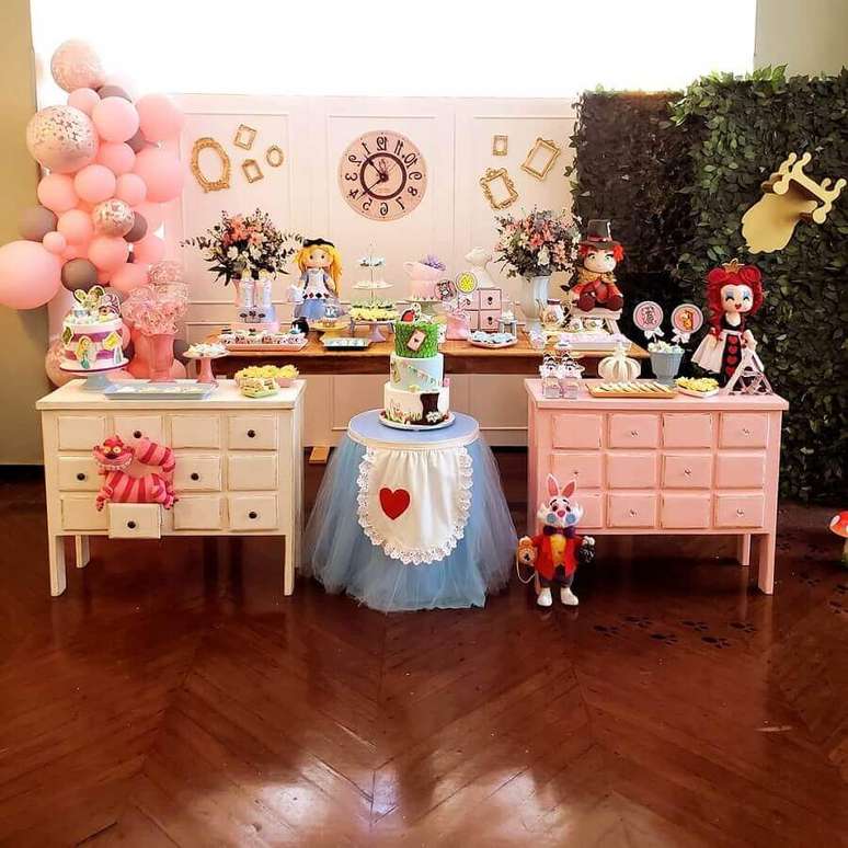 55. Decoração de festa Alice no País das Maravilhas simples com balões cor de rosa e móveis antigos – Foto: 3 Em Ação Festas