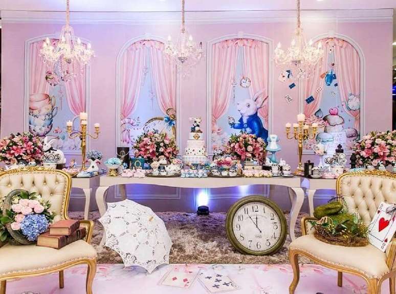 7. Linda decoração de festa quinze anos Alice no País das Maravilhas toda em rosa com lustre candelabro – Foto: Bete Sichieri