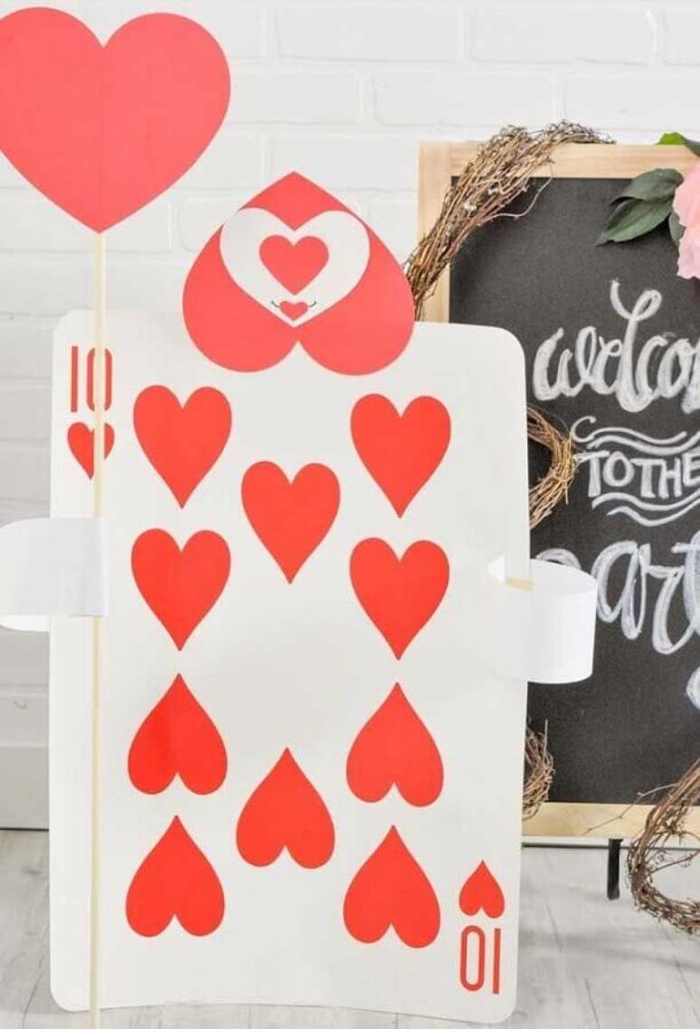 59. Invista em cartas de baralho para a sua decora&ccedil;&atilde;o de festa Alice no Pa&iacute;s das Maravilhas &ndash; Foto: Pinterest