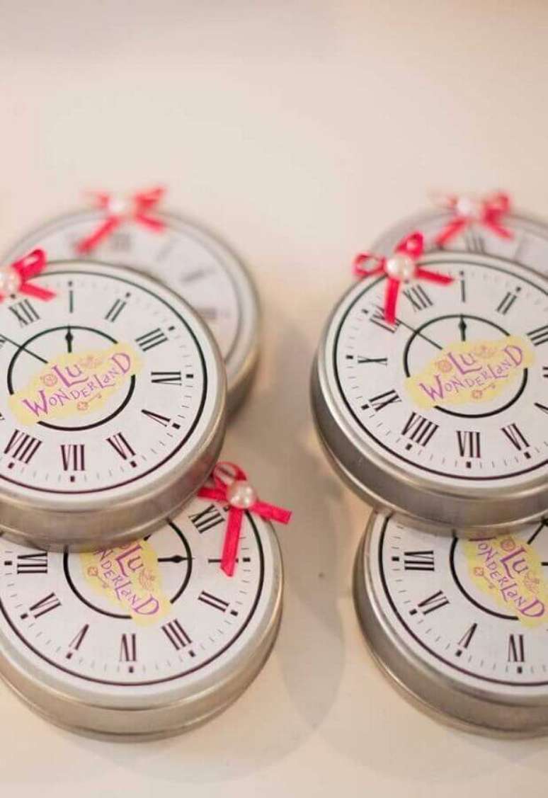67. Caixinhas de lembrancinhas em formato de relógio para Alice no País das Maravilhas festa infantil – Foto: Pinterest