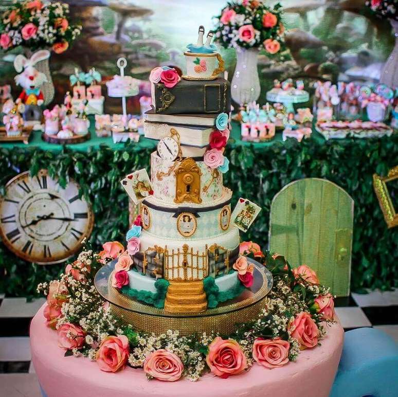 68. Linda decoração de festa Alice no País das Maravilhas com bolo super elaborado e arranjos de rosas – Foto: Sonh’Artee