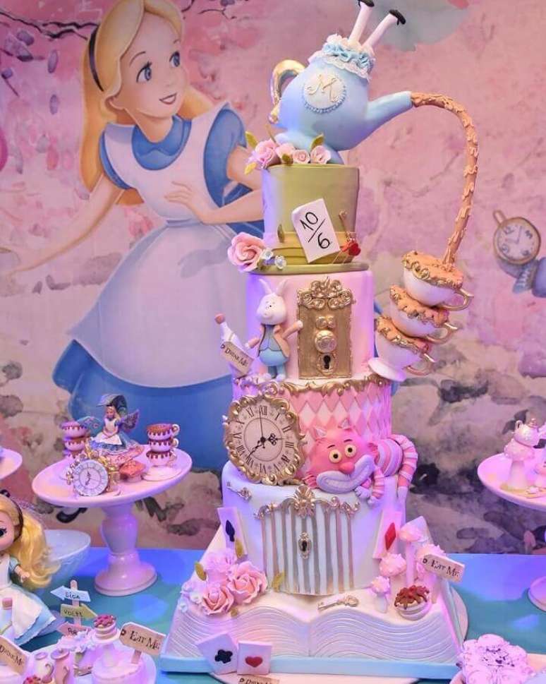 70. Lindo bolo personalizado para Alice no País das Maravilhas festa infantil – Foto: Solange Cake