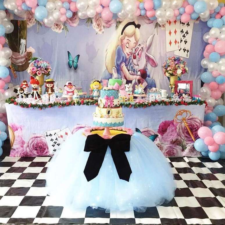 72. Delicada decora&ccedil;&atilde;o para mesa de festa de quinze anos Alice no Pa&iacute;s das Maravilhas &ndash; Foto: Ateli&ecirc; das G&ecirc;meas