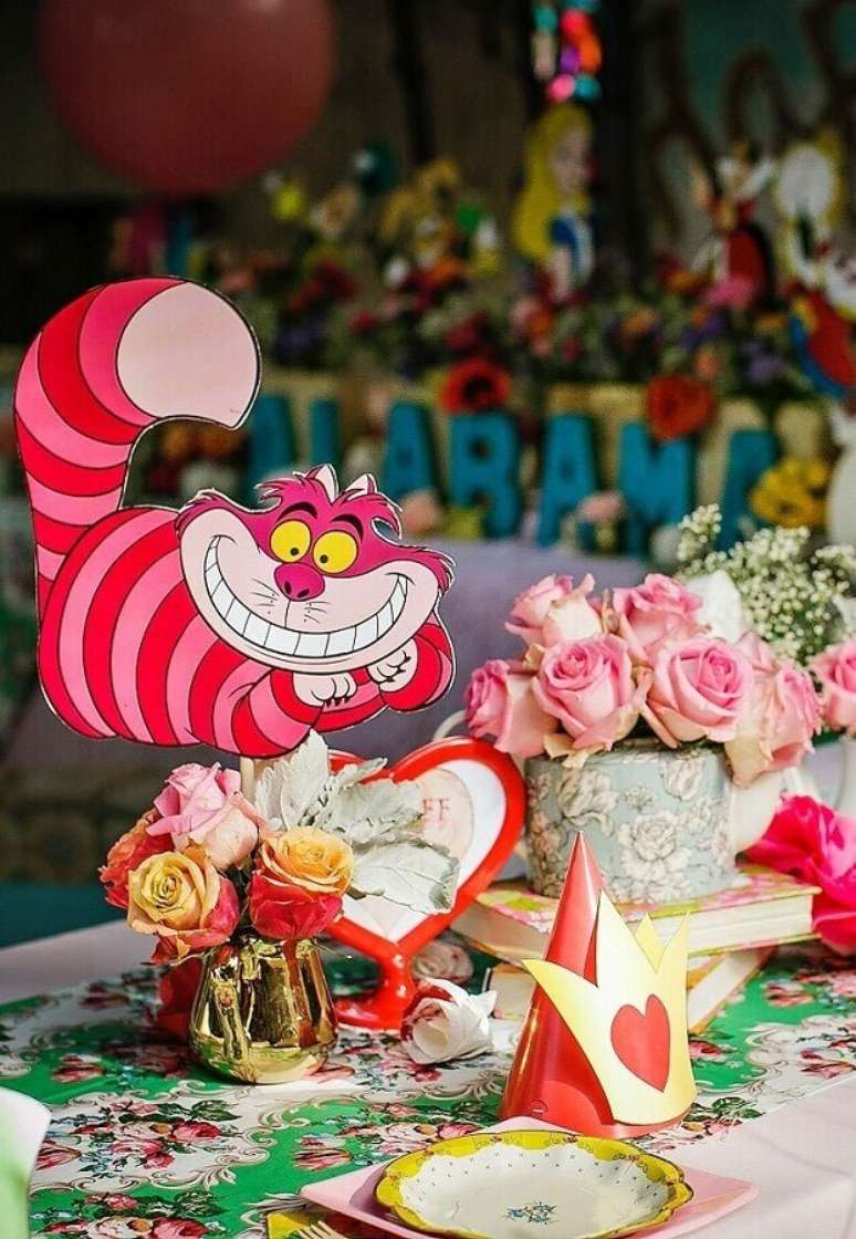 73. Mesa de convidados decorada para Alice no Pa&iacute;s das Maravilhas festa infantil &ndash; Foto: A Minha Festinha