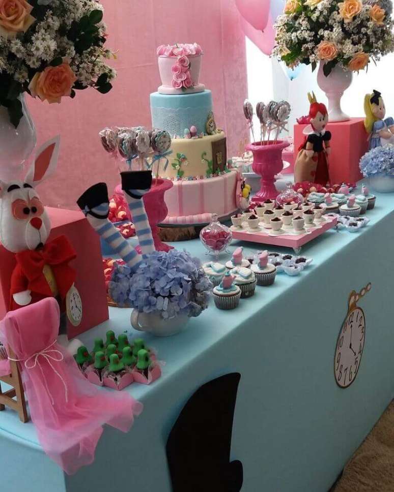 74. Mesa de doces decorada em azul e rosa para festa Alice no País das Maravilhas – Foto: N&L Decorações