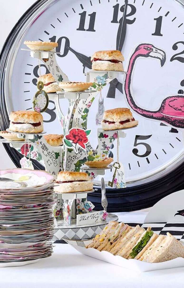 75. Mesa de lanches decorada para festa Alice no Pa&iacute;s das Maravilhas &ndash; Foto: Pinterest