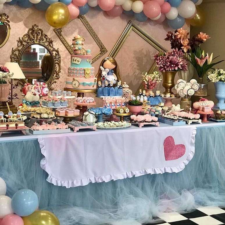 76. Alice no País das Maravilhas festa infantil decorada em azul e rosa com mesa de doces super personalizada – Foto: Pinterest