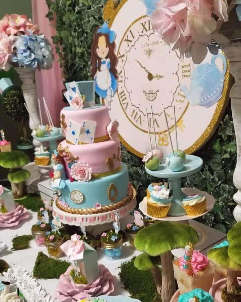77. Mesa decorada em tons pastéis para festa Alice no País das Maravilhas infantil – Foto: Naty’s Custom Party Creation