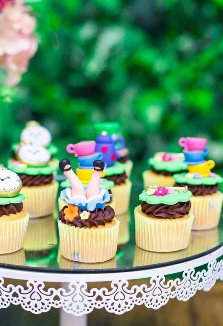 9. Lindo modelo divertido de cupcake decorado para festa Alice no País das Maravilhas – Foto: Pinterest