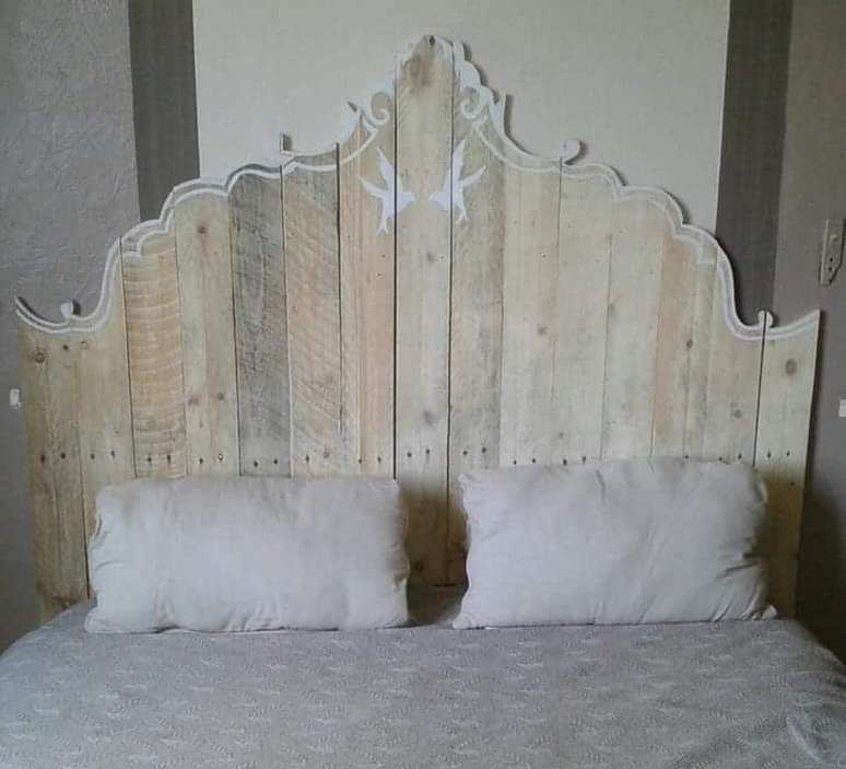 34. O design da cabeceira de pallet pode receber diferentes acabamentos. Fonte: Pinterest