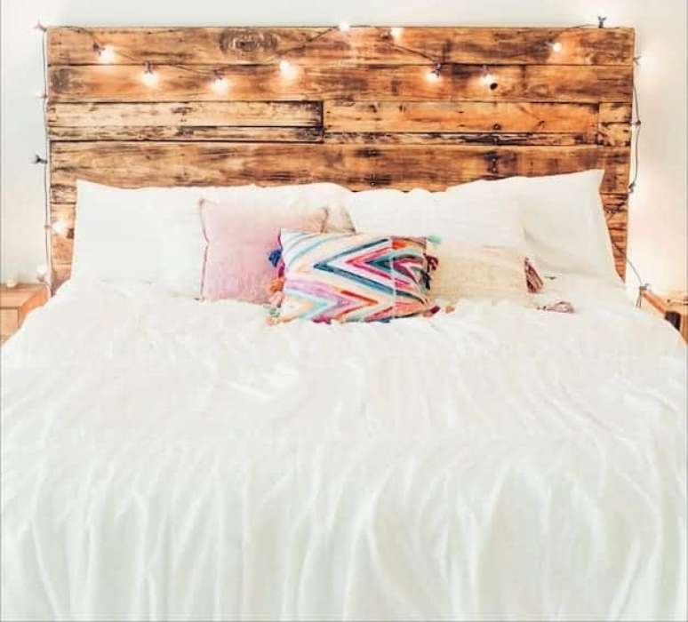 4. O pisca pisca d&aacute; um up na decora&ccedil;&atilde;o da cabeceira de pallet. Fonte: Pinterest