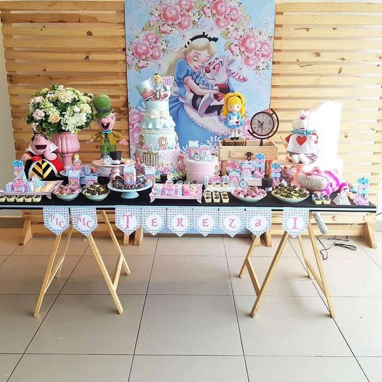 80. Painel de pallet para decoração de festa Alice no País das Maravilhas simples – Foto: Pinterest