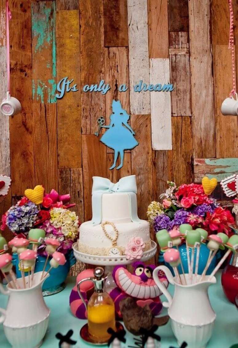 81. Painel r&uacute;stico de madeira para decora&ccedil;&atilde;o de festa Alice no Pa&iacute;s das Maravilhas simples &ndash; Foto: Pinterest