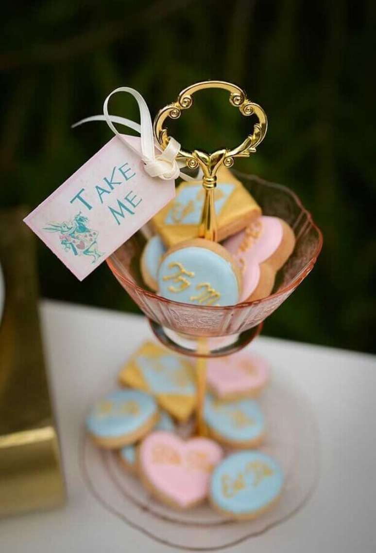 86. Pratinho de doces decorados para festa Alice no Pa&iacute;s das Maravilhas &ndash; Foto: Anders Ruff