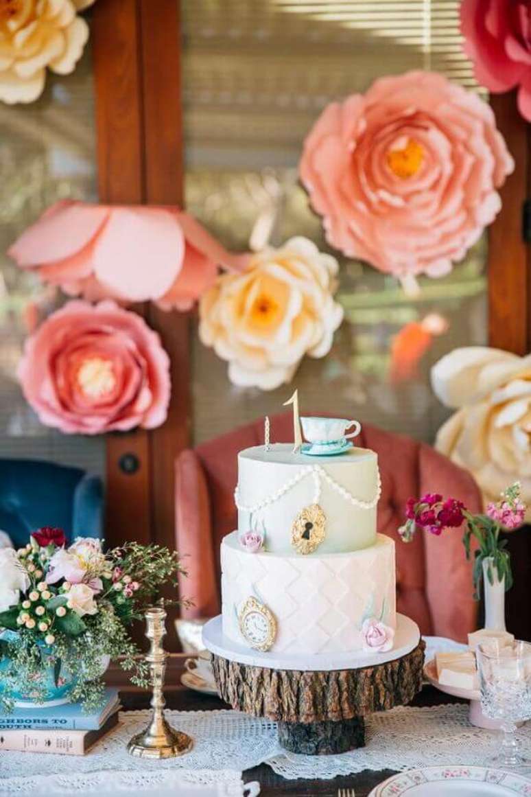 87. Rosas de papel de bolo 2 andares decorado para festa Alice no País das Maravilhas simples – Foto: The Cake Boutique