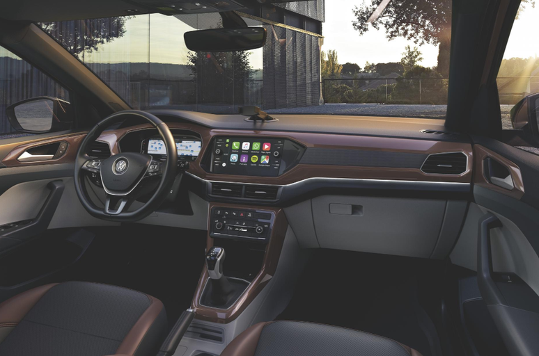 O interior do T-Cross segue o padr&atilde;o da dupla Polo/Virtus, com boa conectividade.