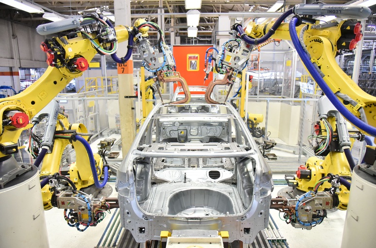 As f&aacute;bricas de autom&oacute;veis da marca Volkswagen devem reiniciar sucessivamente suas atividades. Primeiro, a produ&ccedil;&atilde;o ser&aacute; retomada nas f&aacute;bricas de Zwickau e Bratislava (Eslov&aacute;quia) na semana de 20 de abril. As demais f&aacute;bricas na Alemanha e em Portugal, Espanha, R&uacute;ssia e EUA devem reiniciar a produ&ccedil;&atilde;o na semana a partir de 27 de abril. Posteriormente, em maio, a produ&ccedil;&atilde;o ser&aacute; retomada na &Aacute;frica do Sul, Argentina, Brasil e M&eacute;xico.