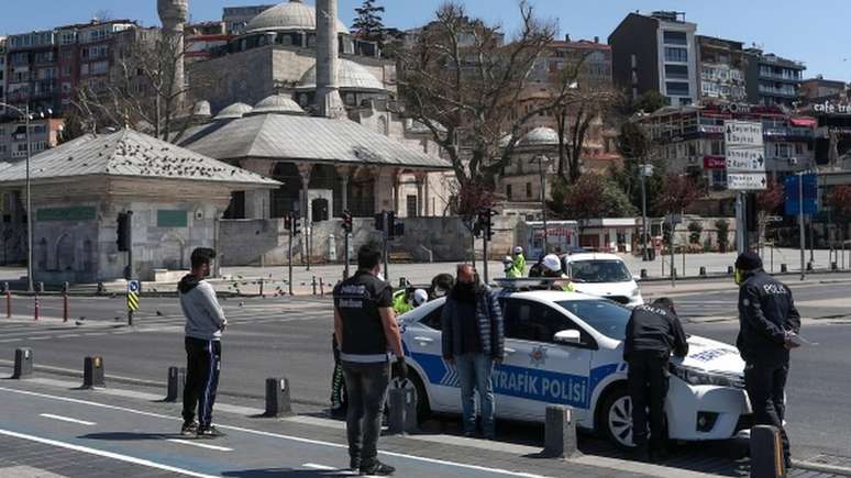 A polícia multa as pessoas que violam as medidas de confinamento na Turquia