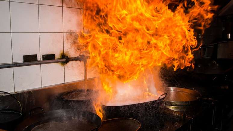 Panela com óleo quente demais pode fazer chama de até 2 metros de altura caso entre em contato com água