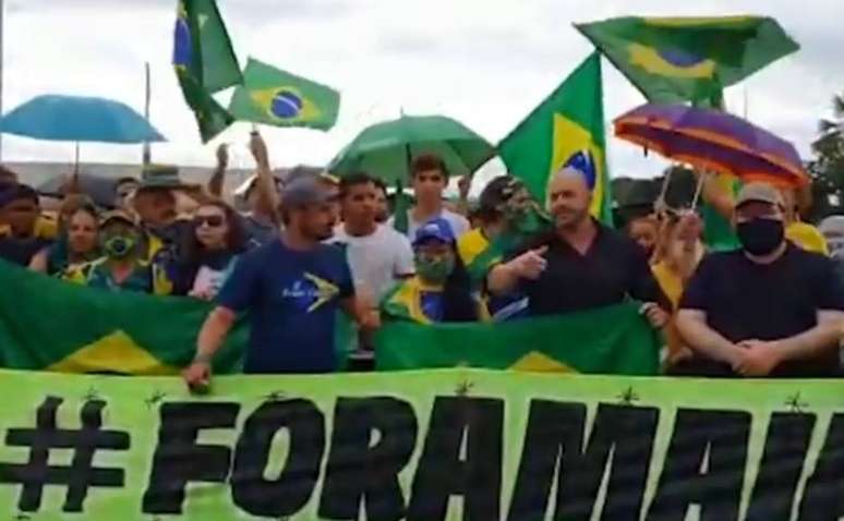 O deputado federal Daniel Silveira (PSL-RJ) participa de ato religioso em frente à Câmara dos Deputados