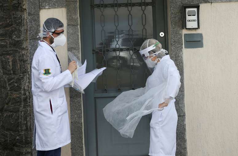 Estudantes de medicina coletam testes para coronavírus em casas em São Caetano do Sul (SP)
14/04/2020
REUTERS/Rahel Patrasso