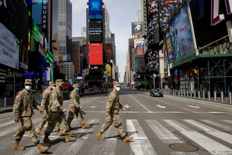 Soldados da Guarda Nacional caminham na Times Square, em Nova York
20/04/2020
REUTERS/Andrew Kelly