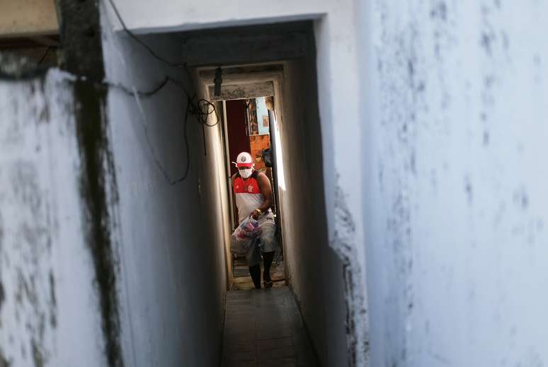 L&iacute;der comunit&aacute;rio deixa sua casa para distribuir doa&ccedil;&otilde;es da ONG A&ccedil;&atilde;o e Cidadania durante o surto de Covid-19 nos arredores da cidade do Rio de Janeiro
18/04/2020
REUTERS/Ricardo Moraes