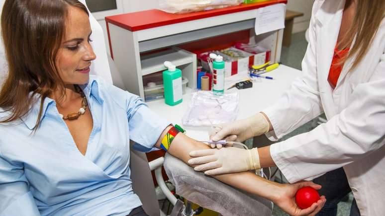 Um dos tratamentos ainda em estudo utiliza plasma sanguíneo com anticorpos doado por outras pessoas para fortalecer o sistema imunológico de pacientes doentes