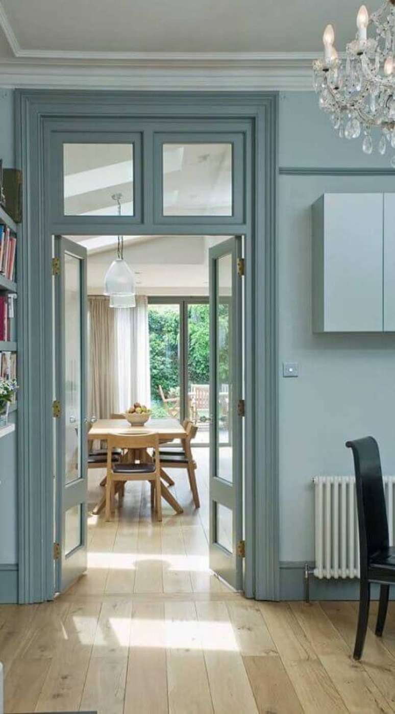 18. Casa com porta francesa de madeira e vidro pintada de azul – Foto: Webcomunica