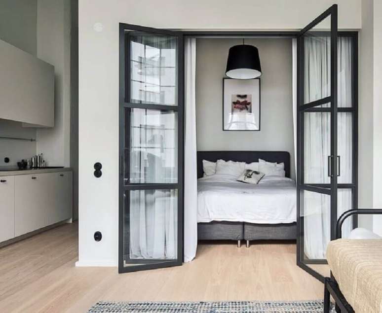50. Quarto decorado com porta francesa de vidro com estrutura preta &ndash; Foto: Alexander White