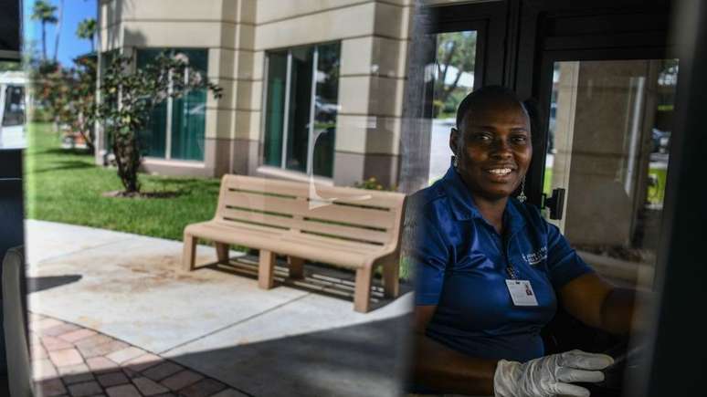 Muitos afro-americanos e latinos continuam trabalhando em meio &agrave; pandemia