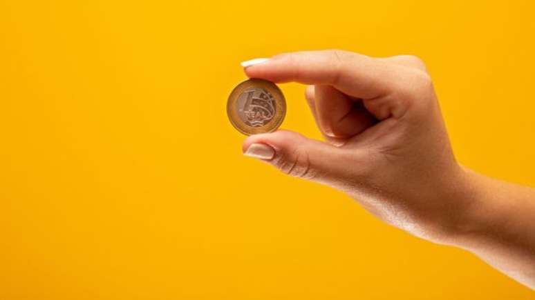 O governo ofereceu um aux&iacute;lio emergencial a trabalhadores de baixa renda prejudicados pela crise da covid-19