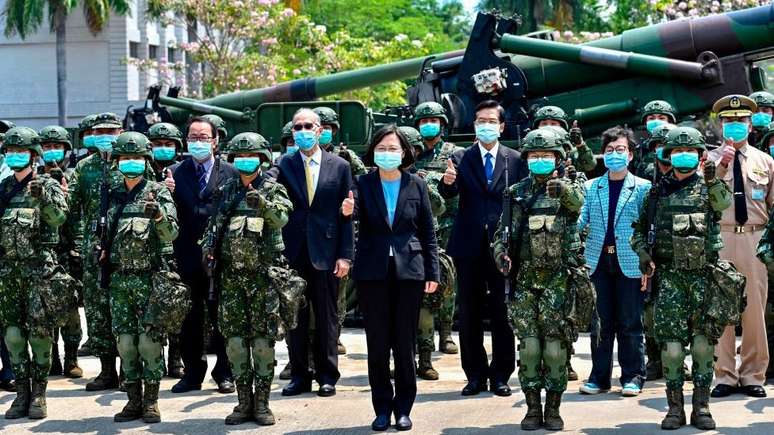 À frente de Taiwan, Tsai Ing-wen (no centro) aparece na foto entre soldados e funcionários do governo