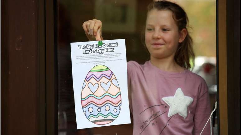 Os neozelandeses foram incentivados a desenhar e exibir ovos de Páscoa em suas janelas durante a pandemia