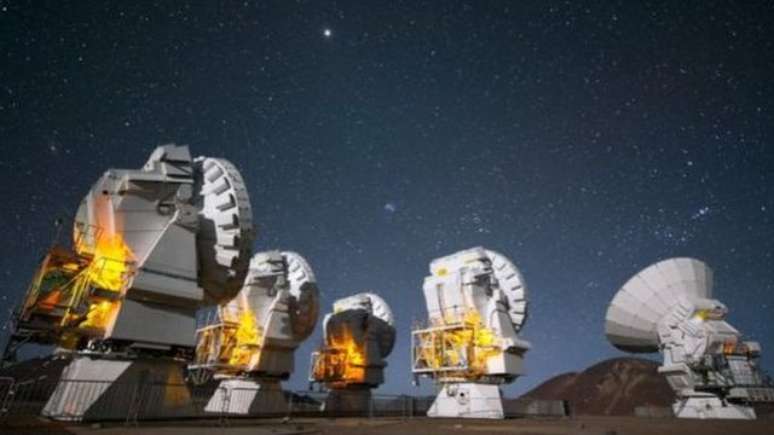 Algumas das observações foram feitas usando o Alma, um radiotelescópio que fica no deserto do Atacama, no Chile