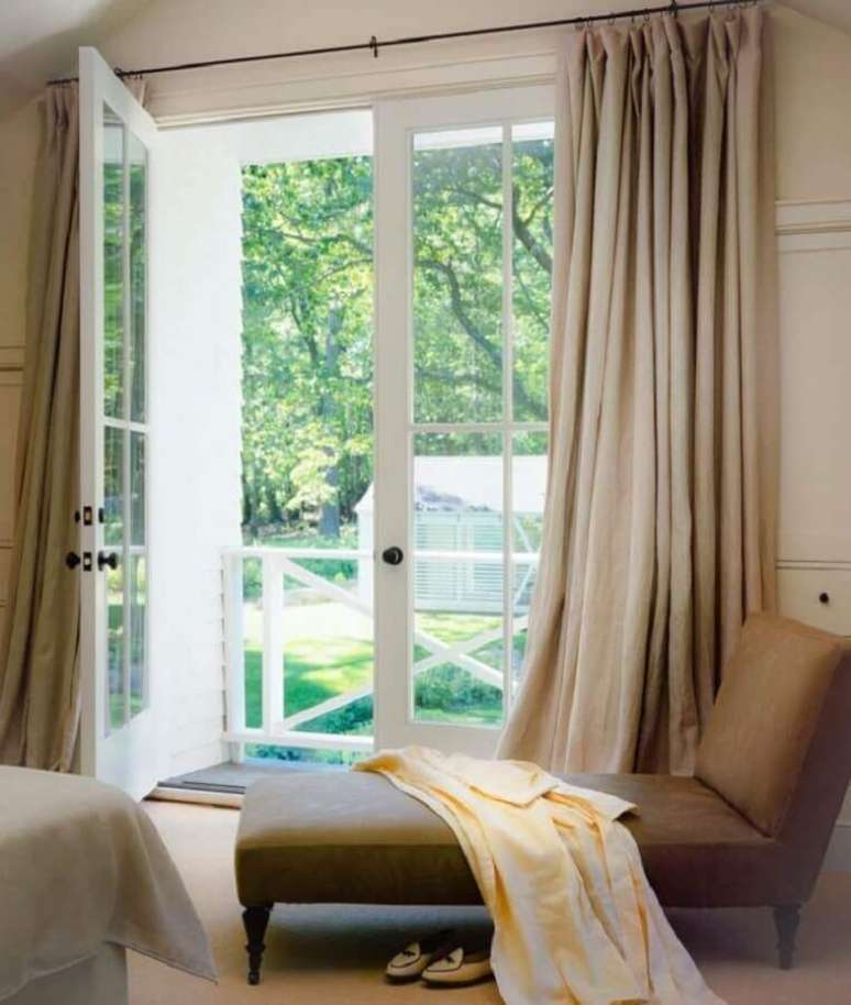 39. Porta francesa branca com vidro para quarto decorado em cores neutras – Foto: Steven Harris Architects