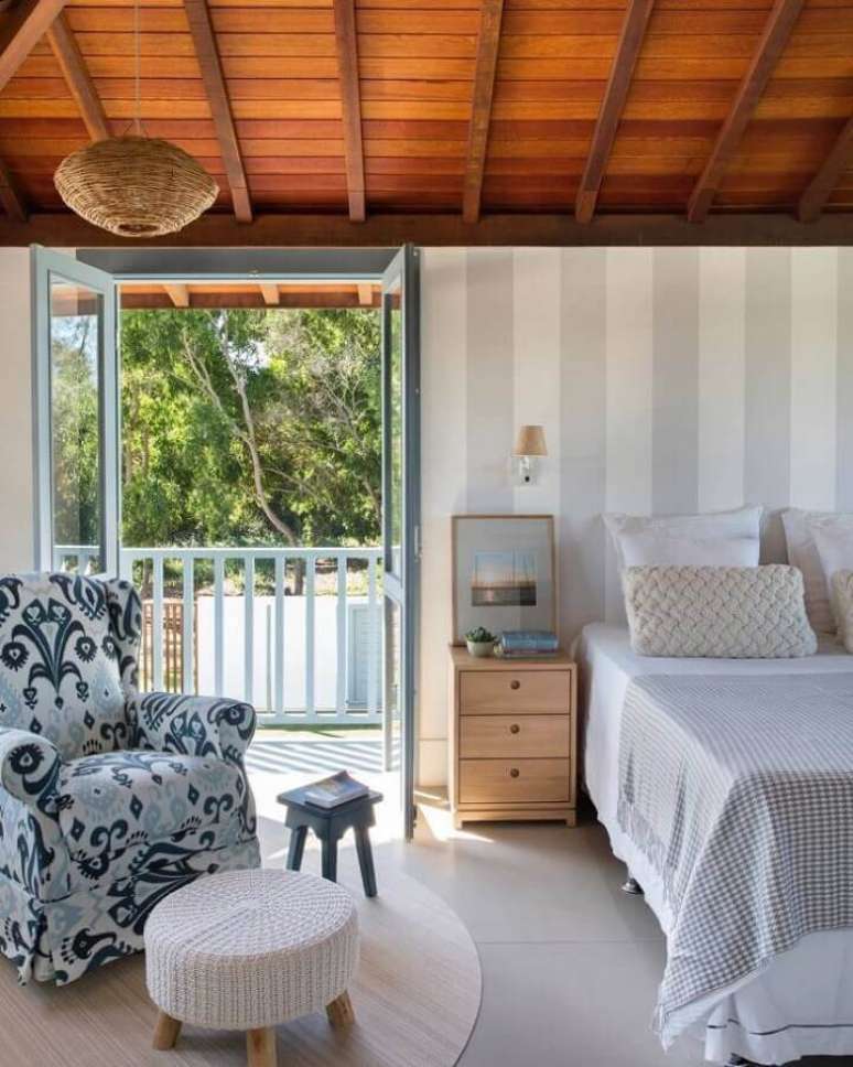 51. Quarto de casal decorado com papel de parede listrado e porta francesa de para varanda &ndash; Foto: Babi Teixeira