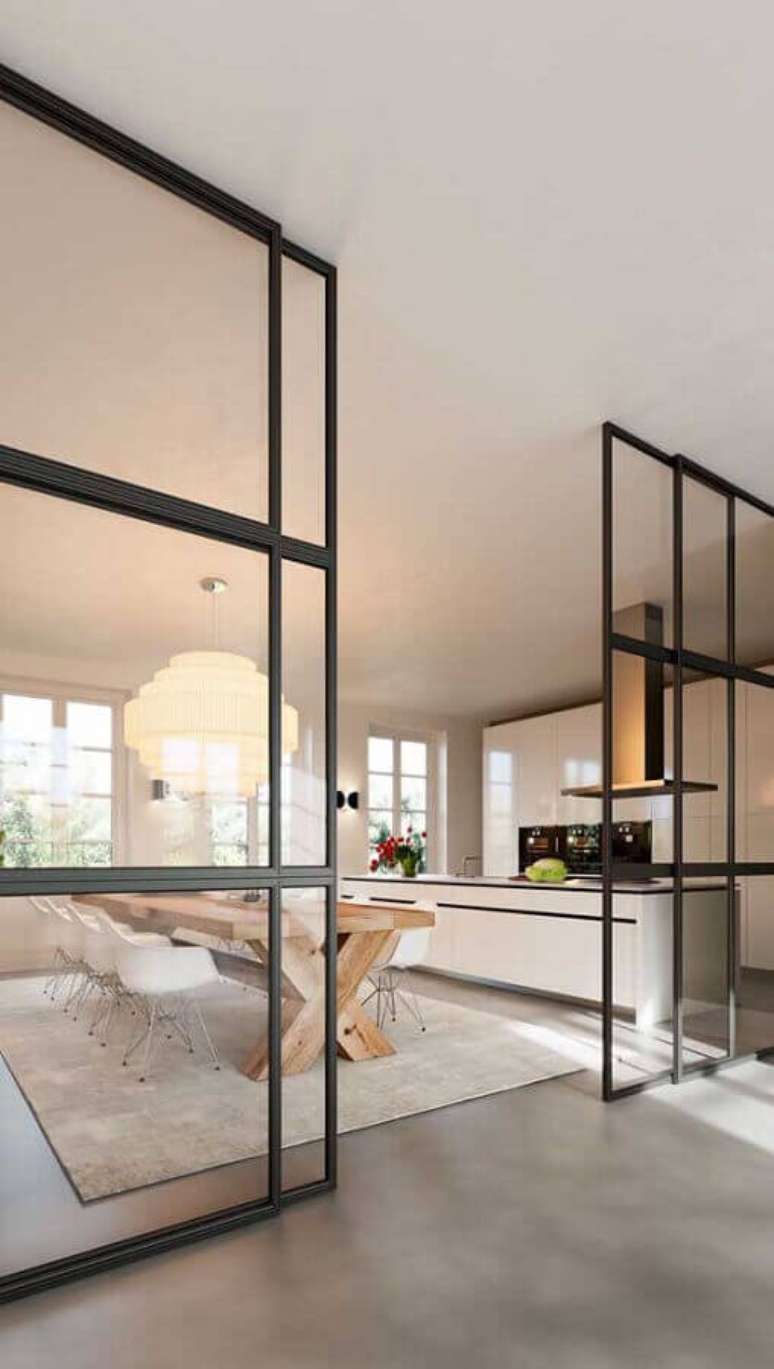 22. Cozinha ampla decorada com porta francesa de correr de vidro e alumínio preto – Foto: ArchZine