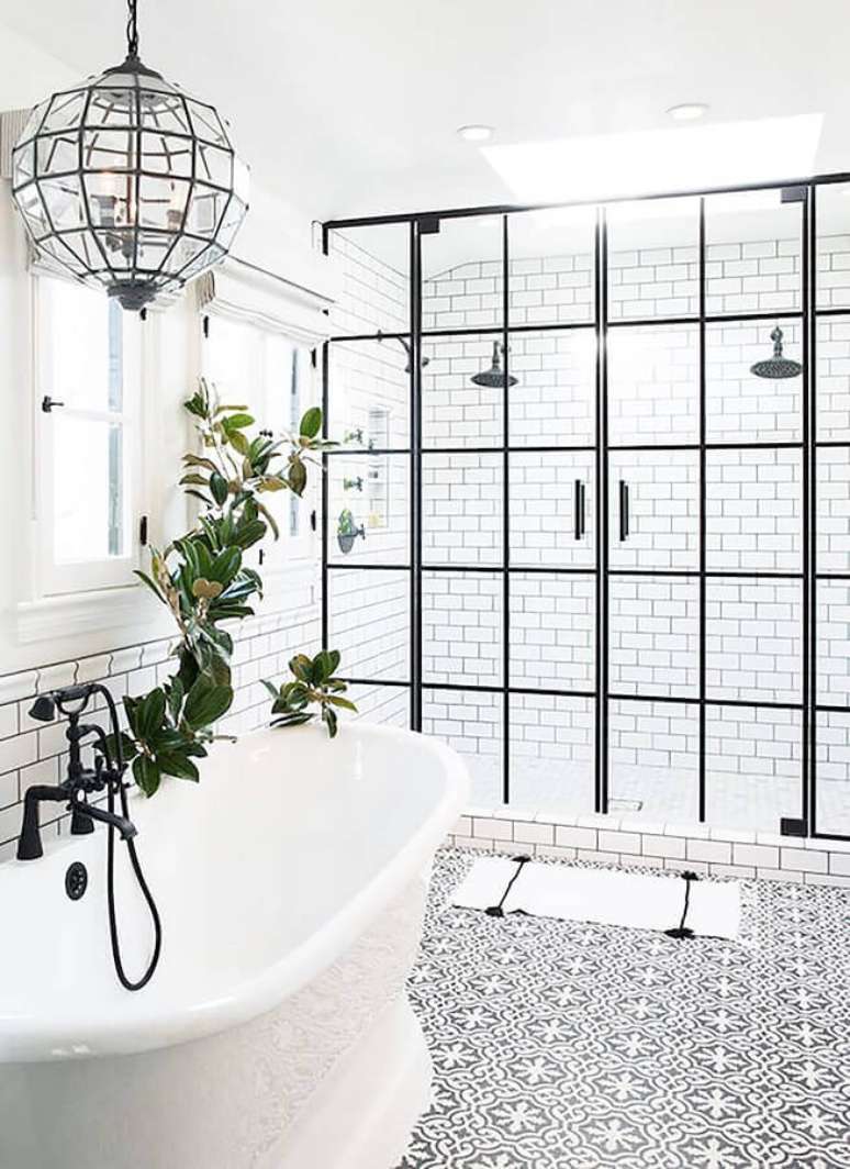 15. Decoração de banheiro minimalista com porta francesa de alumínio preto – Foto: Archello