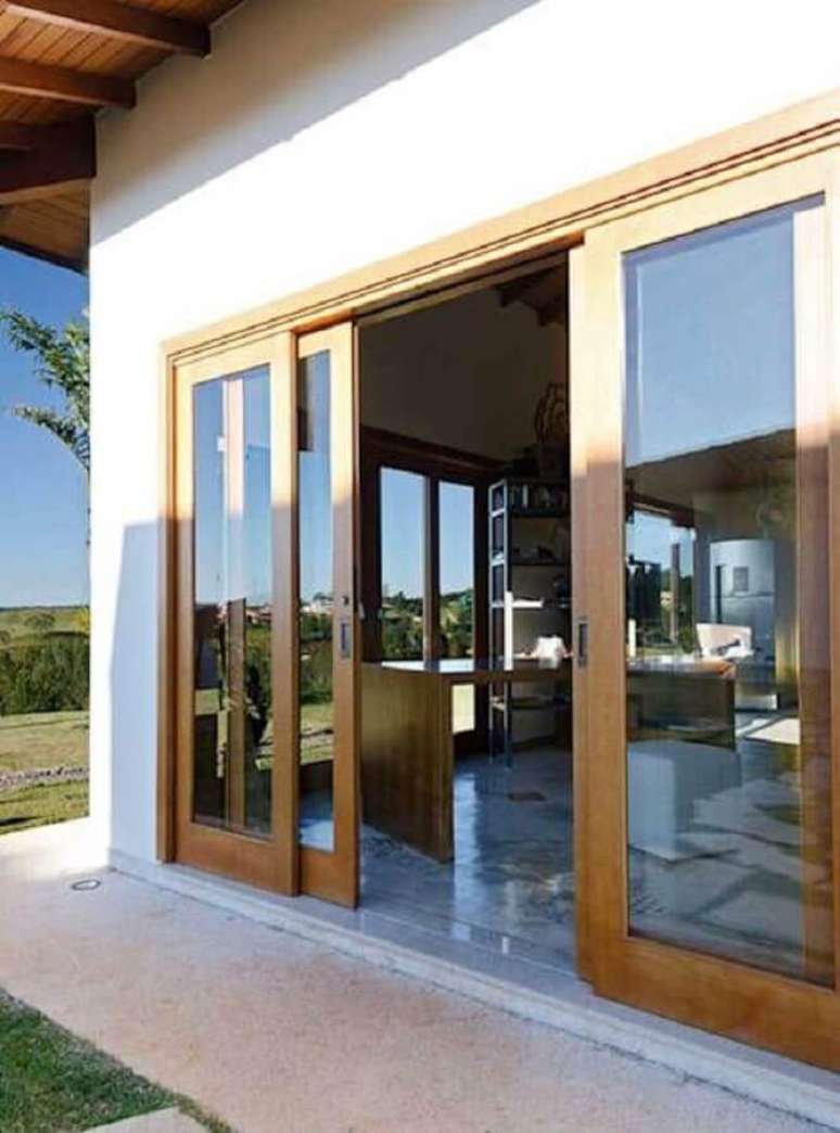 49. As portas francesas externas de madeira precisam passar por um tratamento especial – Foto: Casa & Festa Decoração