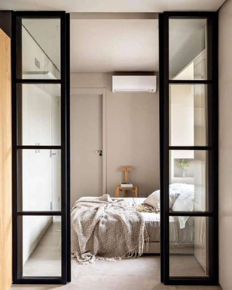 54. Decoração de quarto com porta francesa de vidro e madeira pintada de preta – Foto: Pinterest