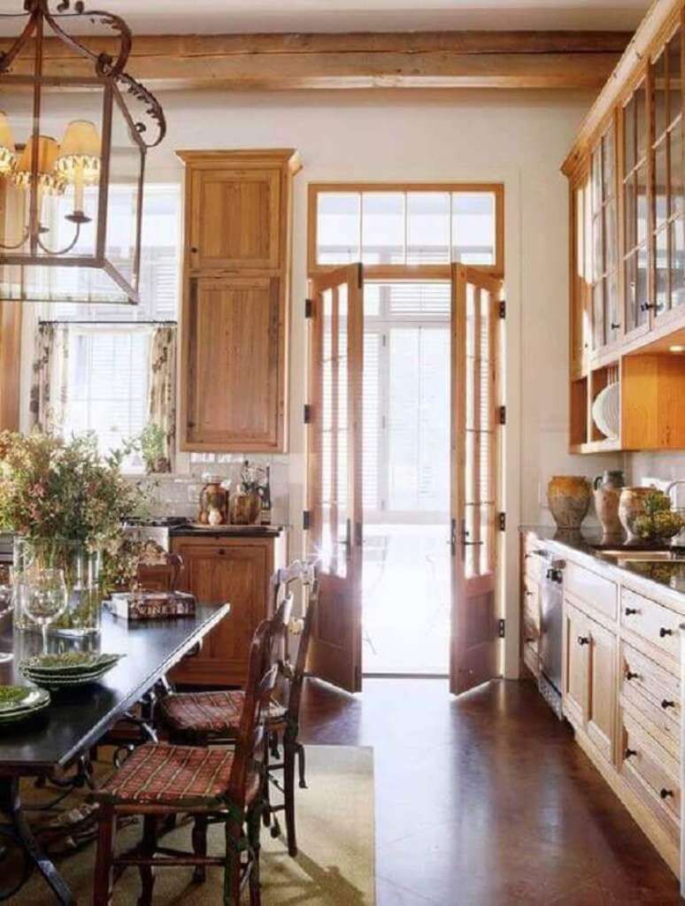 44. Porta francesa de madeira para cozinha com armários com design clássico – Foto: Pinterest