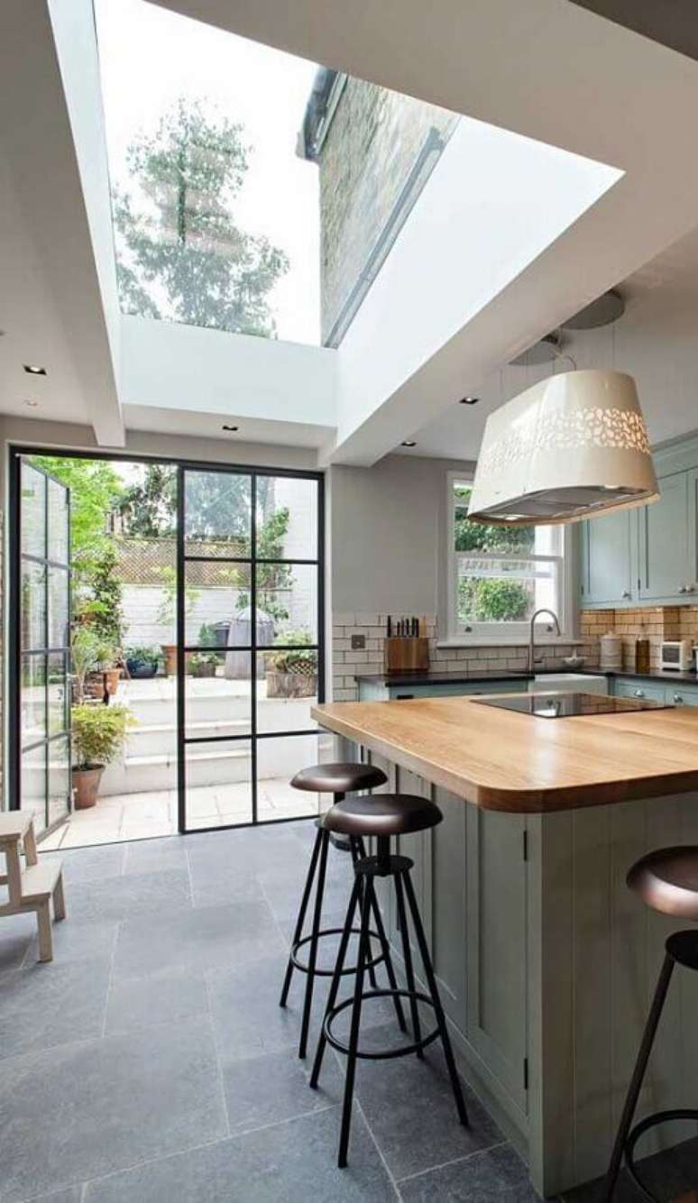 10. A porta francesa preta se destaca na decora&ccedil;&atilde;o de ambientes com cores claras e neutras &ndash; Foto: Pinterest