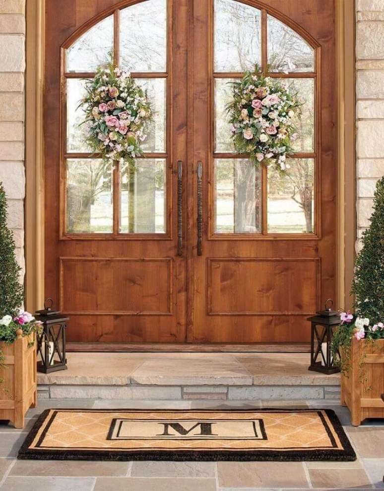 37. Modelo cl&aacute;ssico de porta francesa de madeira e vidro com flores decorando &ndash; Foto: Pinterest
