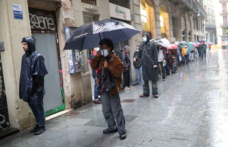 Pessoas fazem fila para pegar comida em par&oacute;quia cat&oacute;lica em Barcelona
21/04/2020 REUTERS/Nacho Doce