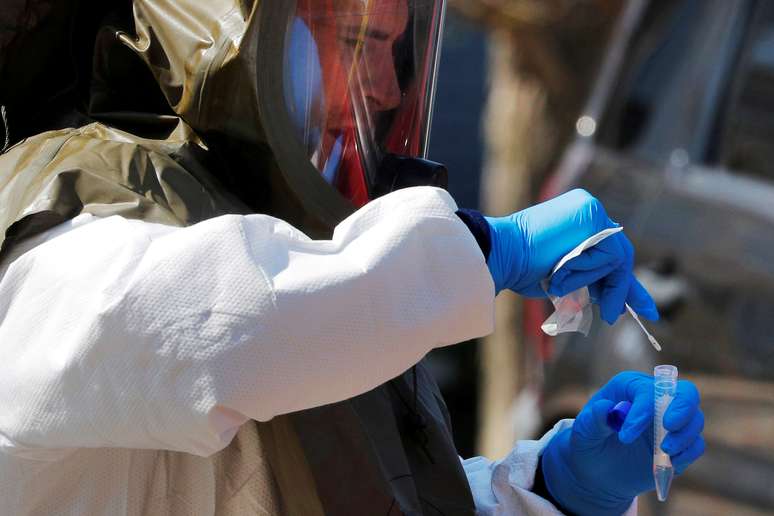 Enfermeira colhe amostra para teste de detecção de coronavírus em Massachusetts
21/04/2020 REUTERS/Brian Snyder