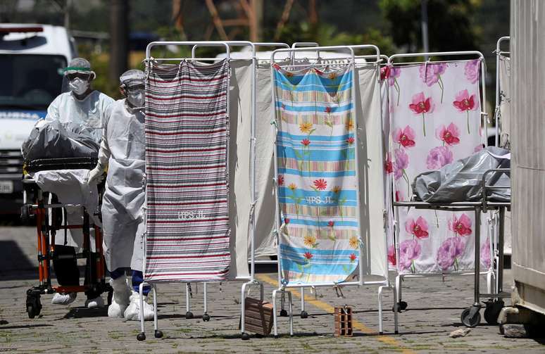 Profissionais de sa&uacute;de transportam corpo de pessoas para caminh&atilde;o refrigerado durante surto de coronav&iacute;rus em Manaus
21/04/2020
REUTERS/Bruno Kelly
