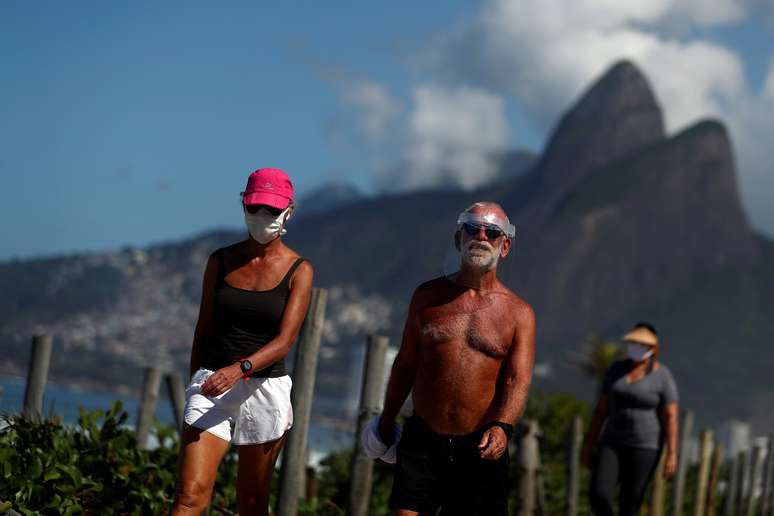 Pessoas usam máscara protetora na cidade do Rio de Janeiro em meio à pandemia do Covid-19
20/04/2020
REUTERS/Pilar Olivares