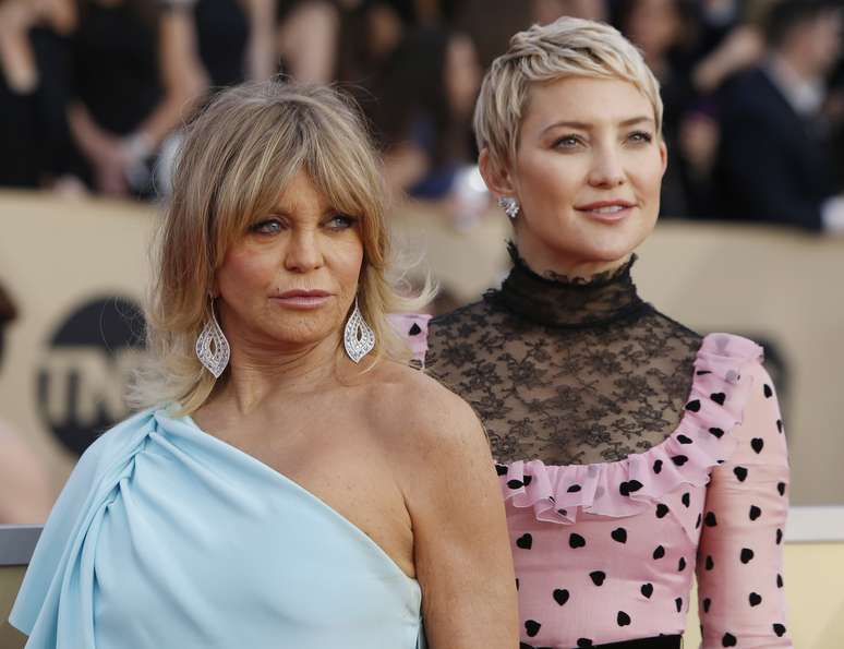 Atrizes Goldie Hawn e Kate Hudson, m&atilde;e e filha, chegam para o 24&ordm; Screen Actors Guild Awards, em Los Angeles, EUA
21/01/2018
REUTERS/Monica Almeida